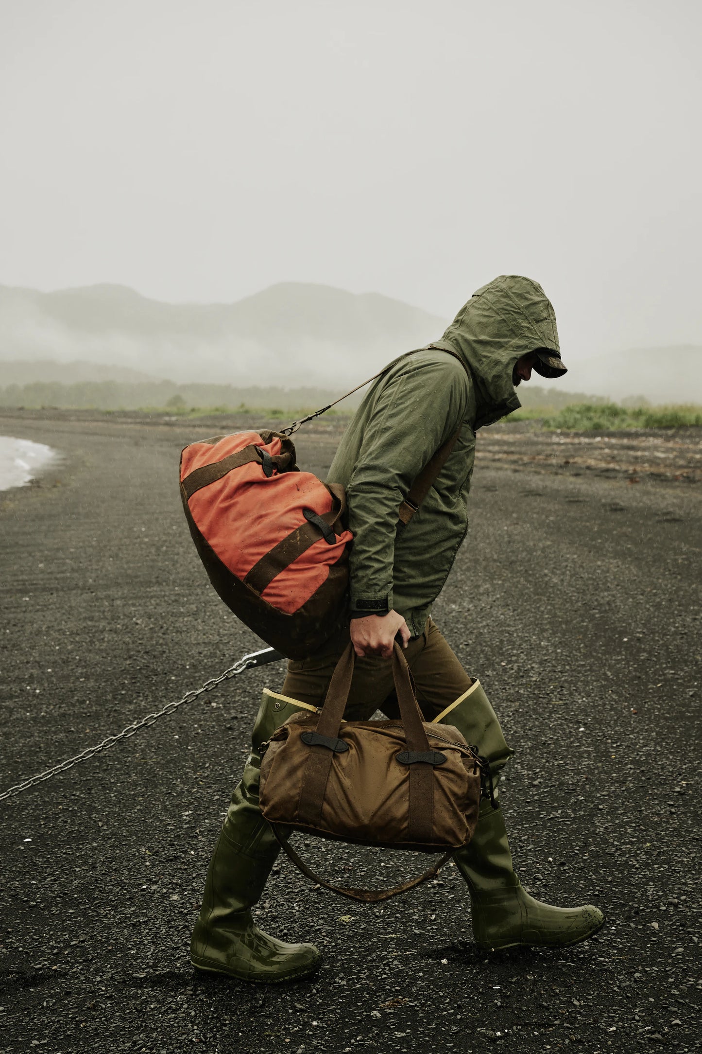 FILSON MEDIUM TIN CLOTH DUFFLE BAG - DARK TAN/ FLAME