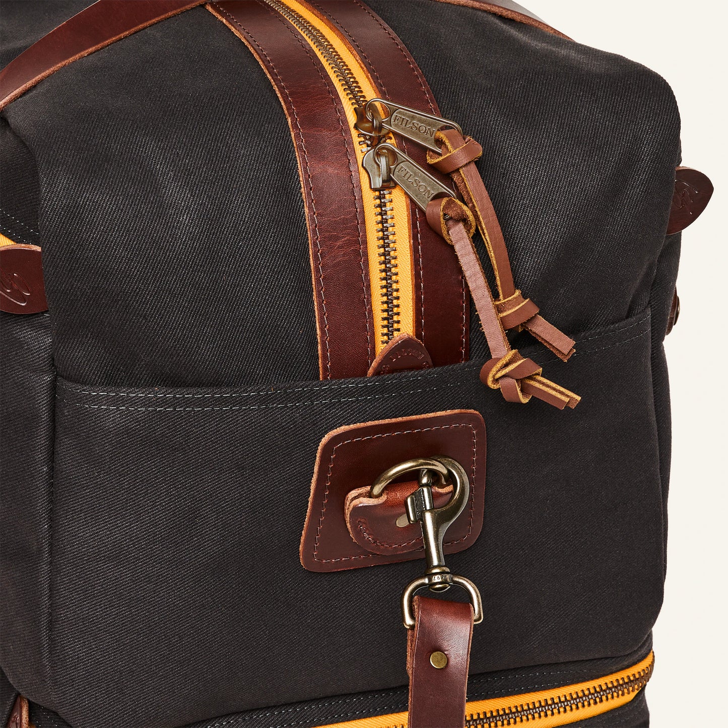 FILSON TRAVELLER OUTFITTER BAG - CINDER